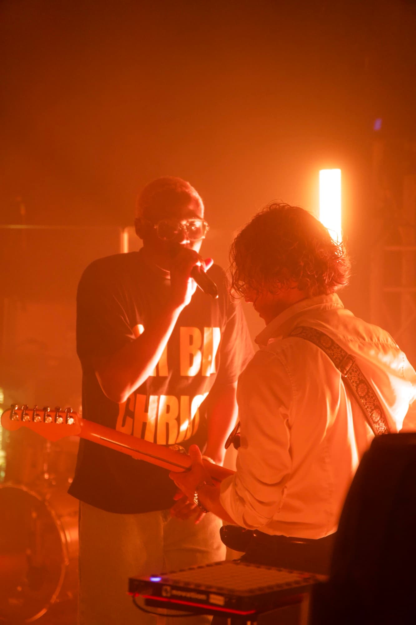 The singer and the guitarist side by side