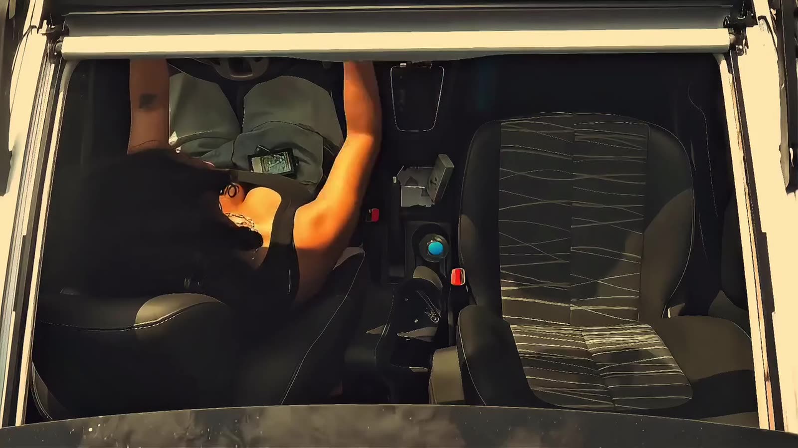 Plano cenital dentro de un coche de noche