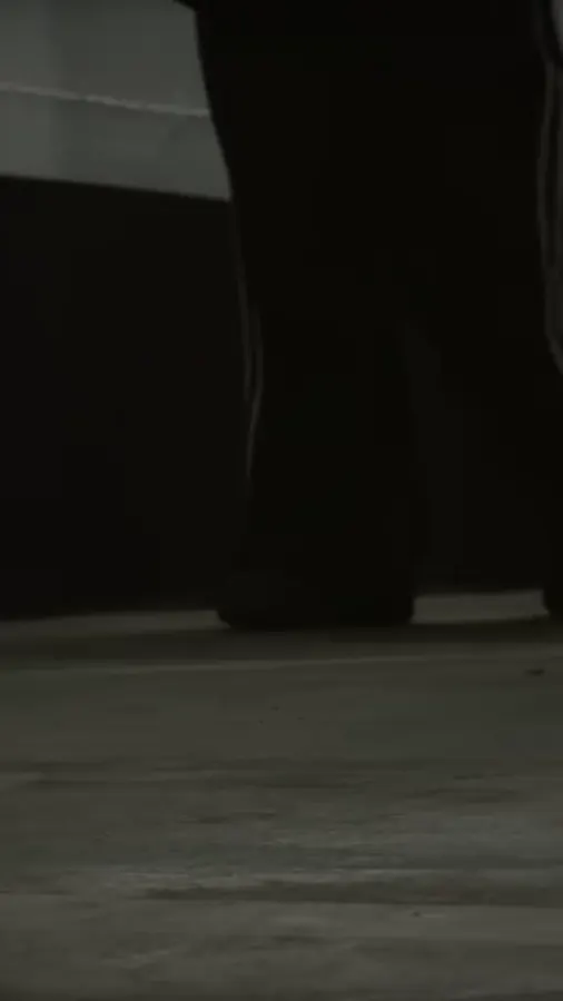 주차장 벽을 따라 기다리는 무리, 그리고 트인 곳에서