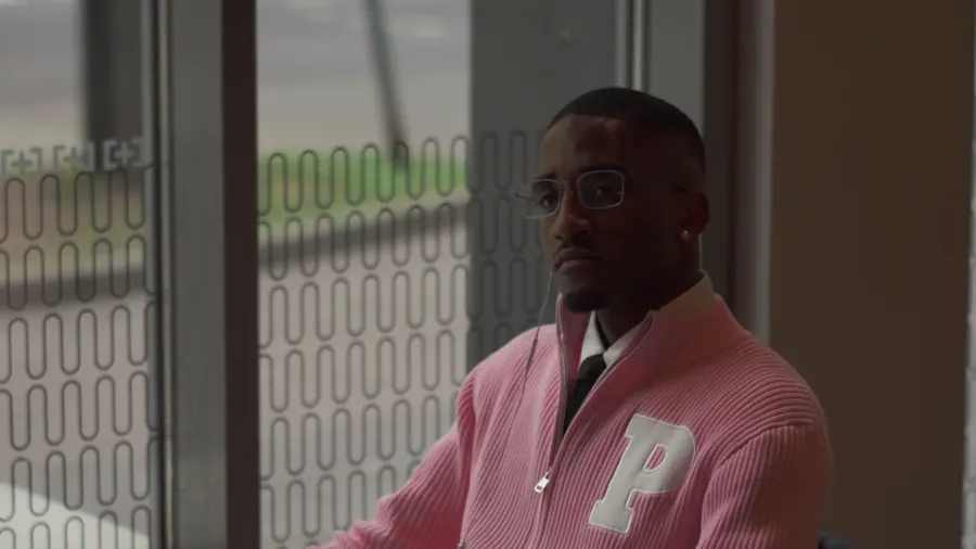 커튼 앞에서 가까이 카메라를 보고 말하는 모습
