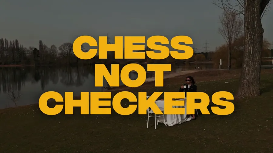 Chess Not Checkers: 물가 풀밭에 놓인 체스판